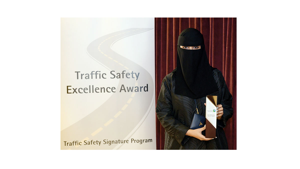 أول موظفة تفوز بجائزة التميّز للسلامة المرورية