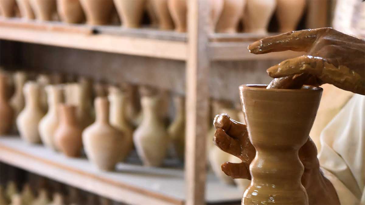 الإنسان وصديقه الطين
