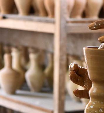 الإنسان وصديقه الطين