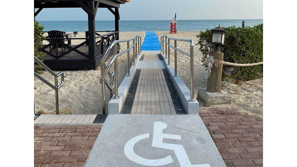 ممراتٌ جديدة تمكن أصحاب الإعاقة من الوصول إلى البحر في رأس تنورة