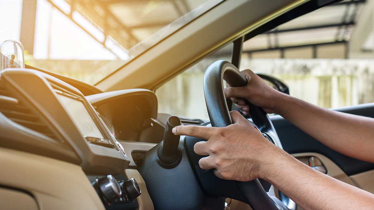 هل أنت خبير بقيادة السيارة؟.. هذه ثلاثة أخطاء قد تضرُّك