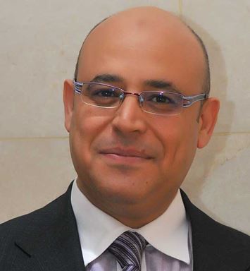 إضاءة: أبتسم للجوال.. ولابنتي الصغرى!