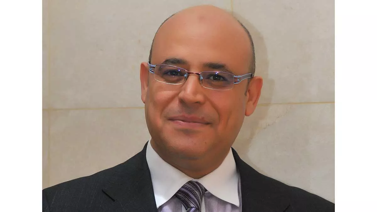 إضاءة: أبتسم للجوال.. ولابنتي الصغرى!