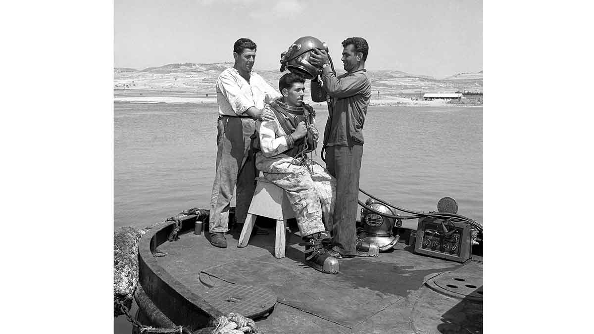 تجهيز غواص بالمعدات المناسبة 