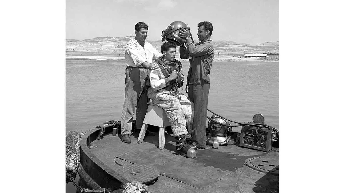 تجهيز غواص بالمعدات المناسبة 