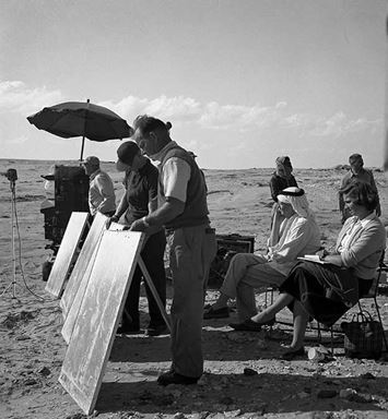 فريق إنتاج سينمائي في قلب الصحراء