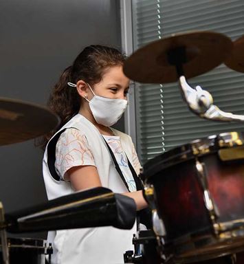 في مخيَّم إثراء الصيفي.. الأطفال يعزفون الموسيقى ويحلِّقون نحو الكواكب