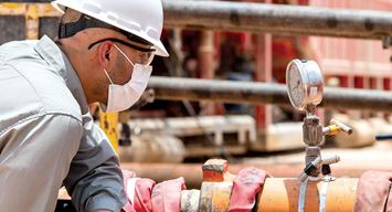 أعمال الحفر.. استخراج كنوز النفط والاهتمام بحماية البيئة