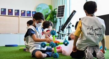 مئات الأطفال المبدعين يستكشفون المجرات والكواكب في مخيم إثراء الصيفي