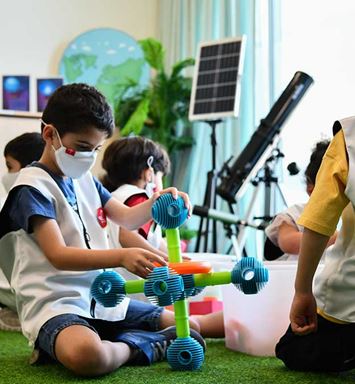 مئات الأطفال المبدعين يستكشفون المجرات والكواكب في مخيم إثراء الصيفي