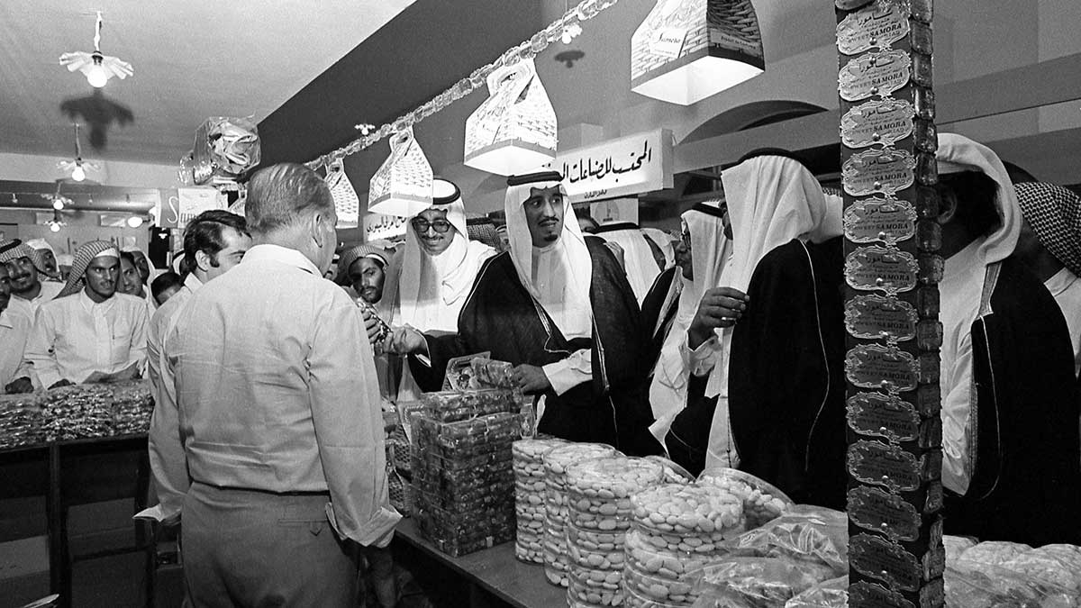 king Salman visiting an exhibition historical image