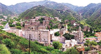 (رجال ألمع) تأسر زوارها بطابعها  التراثي وبسحر الماضي والتاريخ