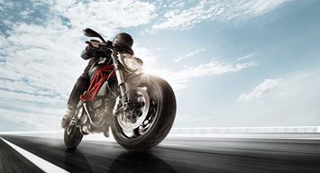 السلامة أثناء قيادة الدراجات النارية