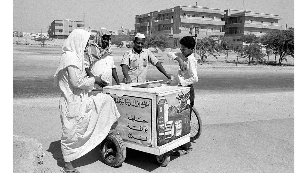 diary seller in alkhobar 1967 D_14562