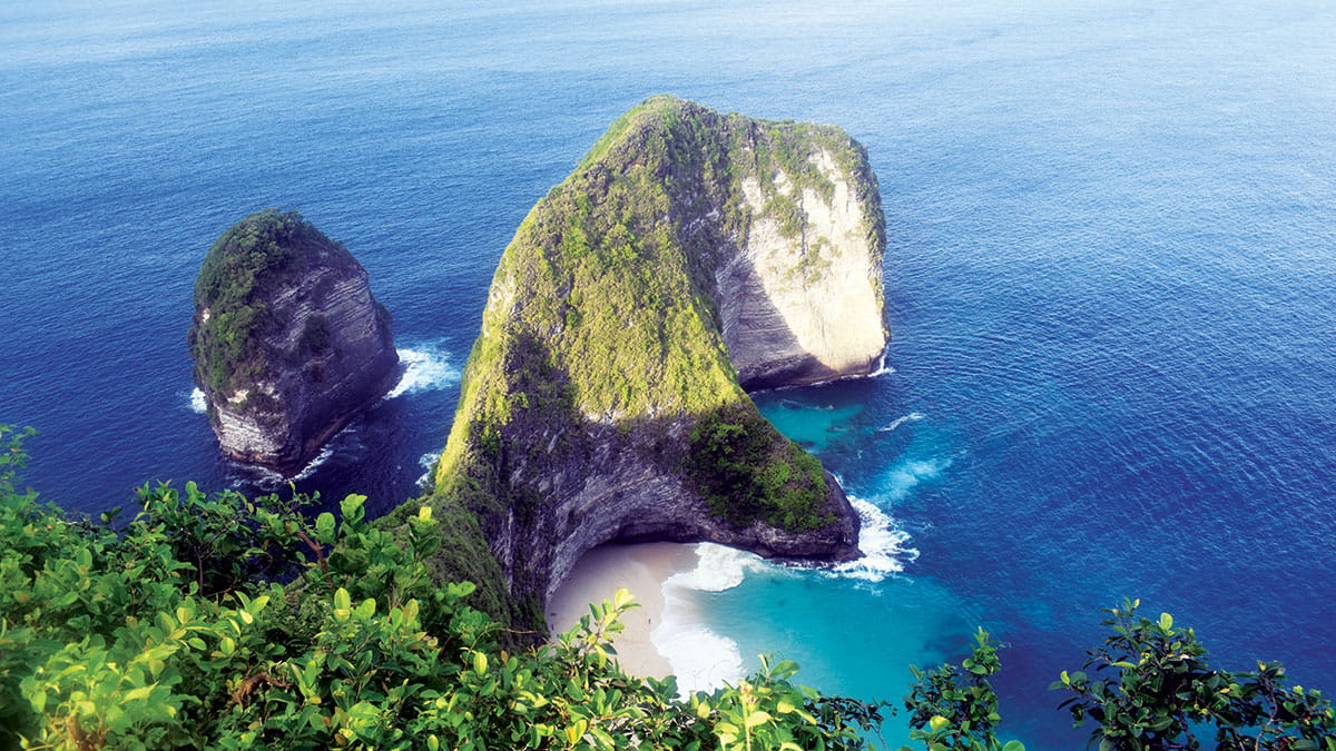 إندونيسيا.. موطن الجزر الخلابة والشواطئ الساحرة