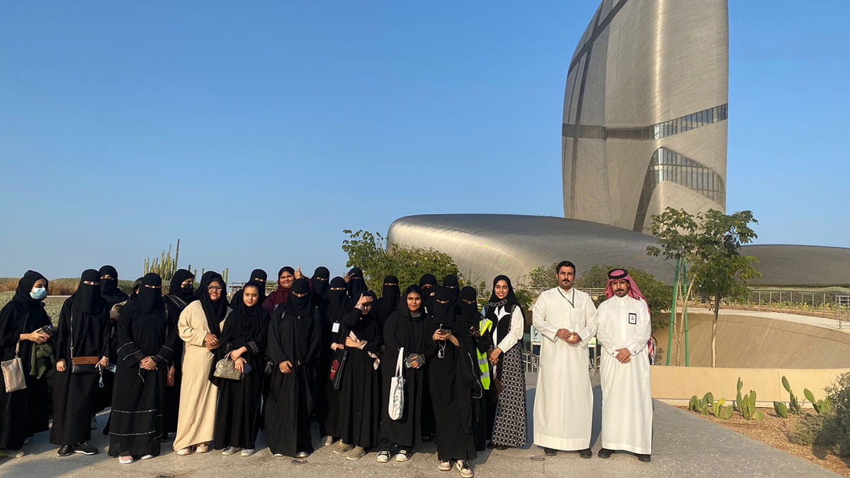 طالبات من جمعية أيتام الجبيل يزُرنْ (إثراء)