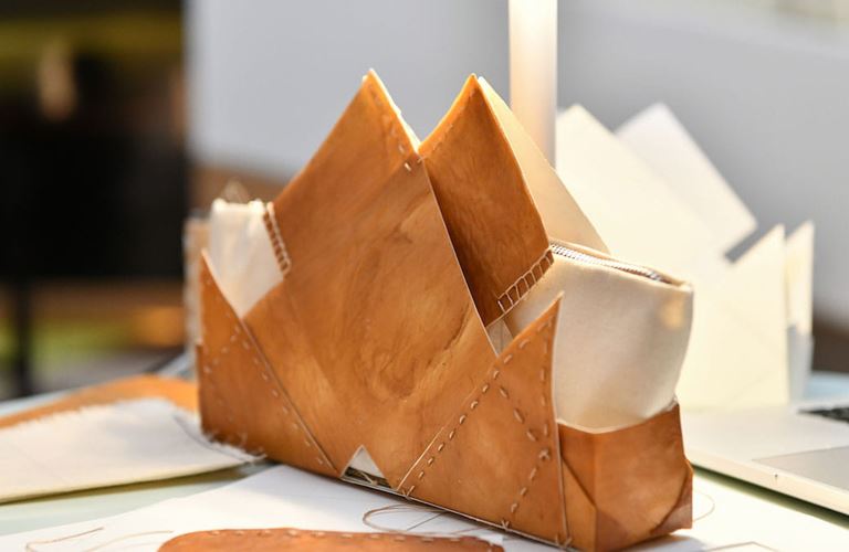 حقيبة جلد الكمبوتشا تسرد تاريخ الدرعية في ميلانو 
