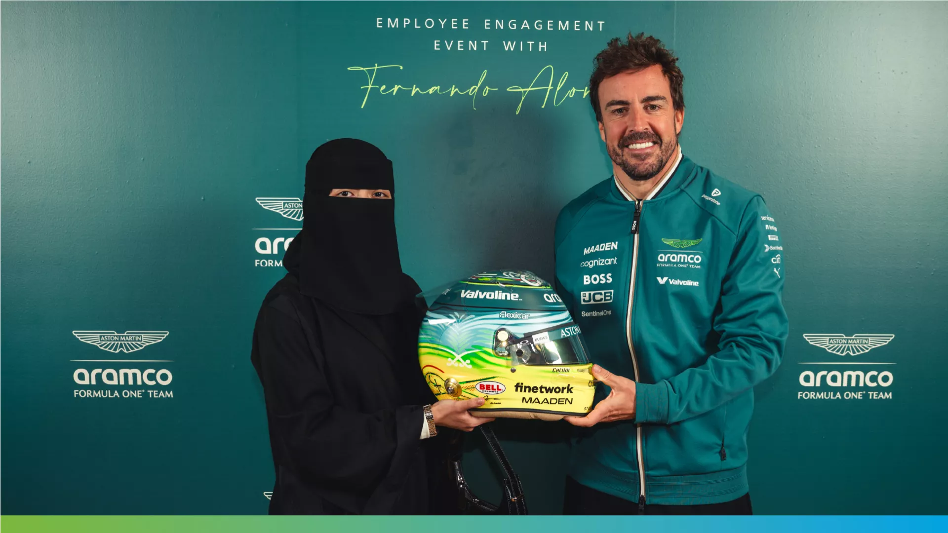 The designer of the winning helmet Sara Turkistani with Alonso