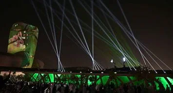 عرض مرئي فريد يزيّن مبنى إثراء انطلاقًا لـ "شتاء إثراء"