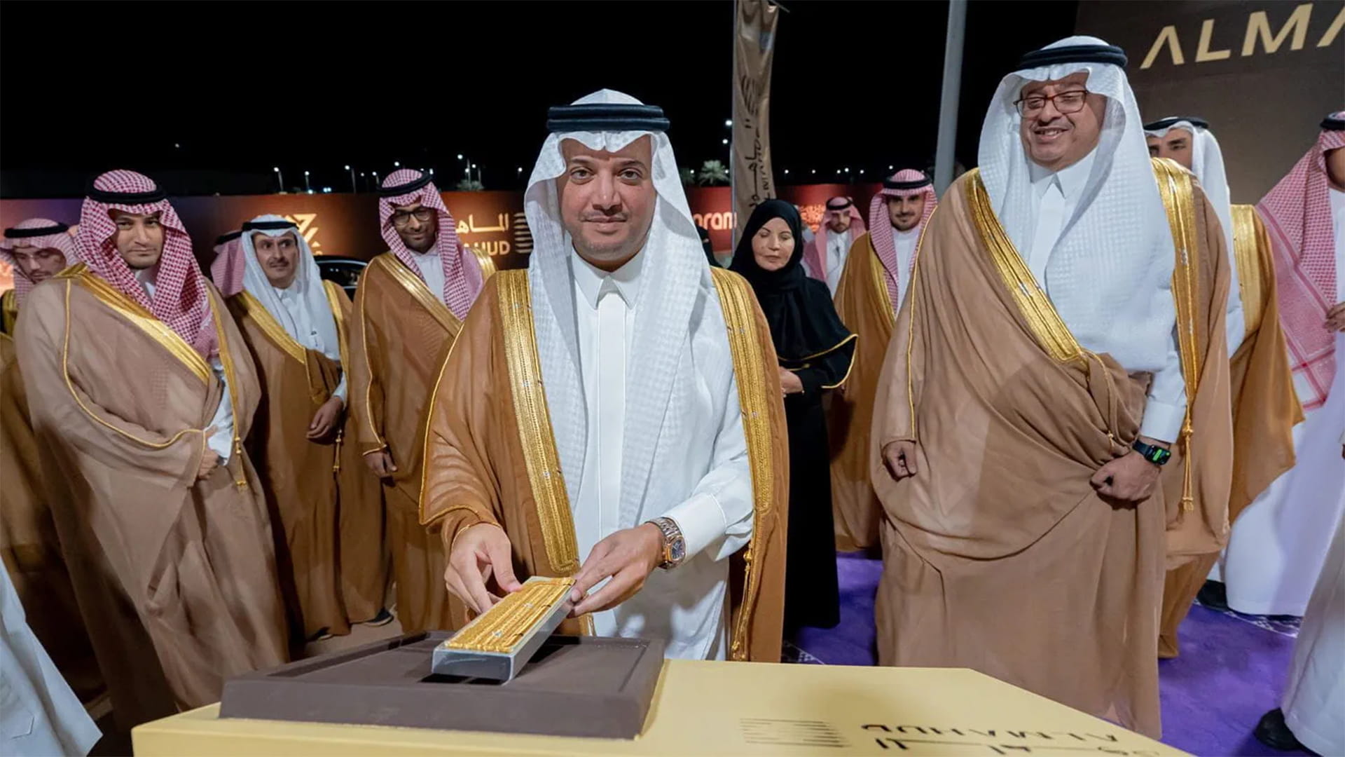 محافظ الأحساء يدشن مصنع الماهود لحياكة البشوت 