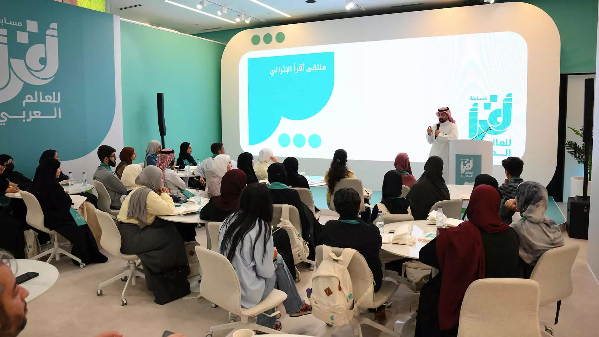 أقرأ تطور مهارات المشاركين الكتابية وتعمّق تجربتهم في القراءة والتحليل