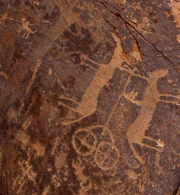 نحوتٌ صخرية تهمس بحكايات الأيام في جُبَّة