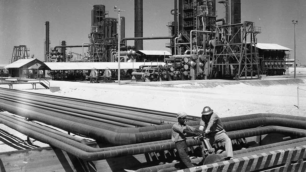 Ras-tanura-refinery-distillation-towers-1946