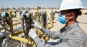 من جوف الأرض إلى فوهة البئر.. استخراج النفط وفق معايير السلامة وحماية البيئة