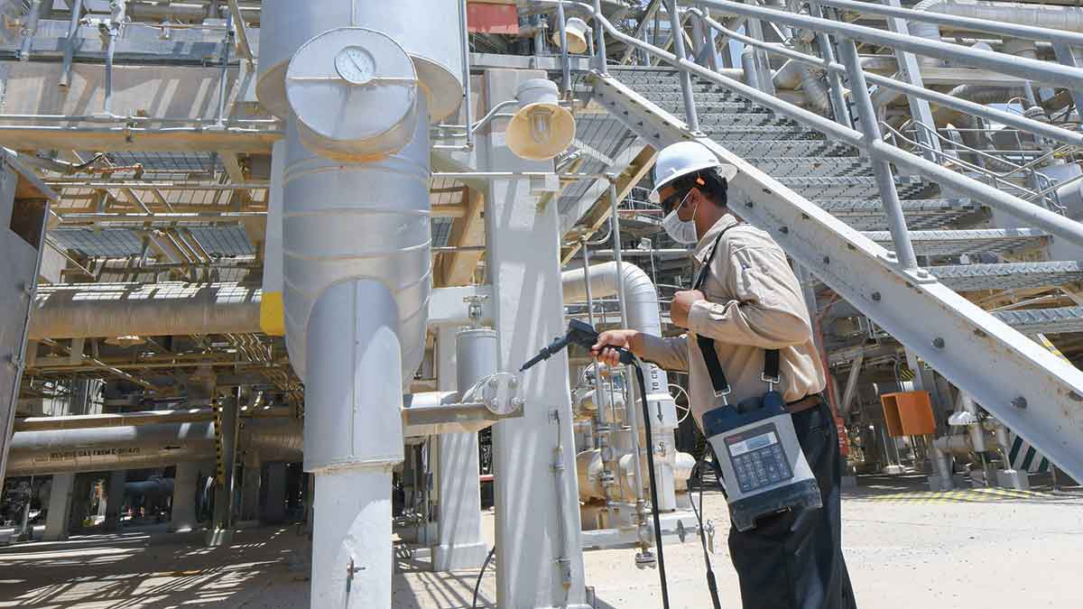 Hawiyah NGL LDAR Abdullatif Al-Johar checks for leaks