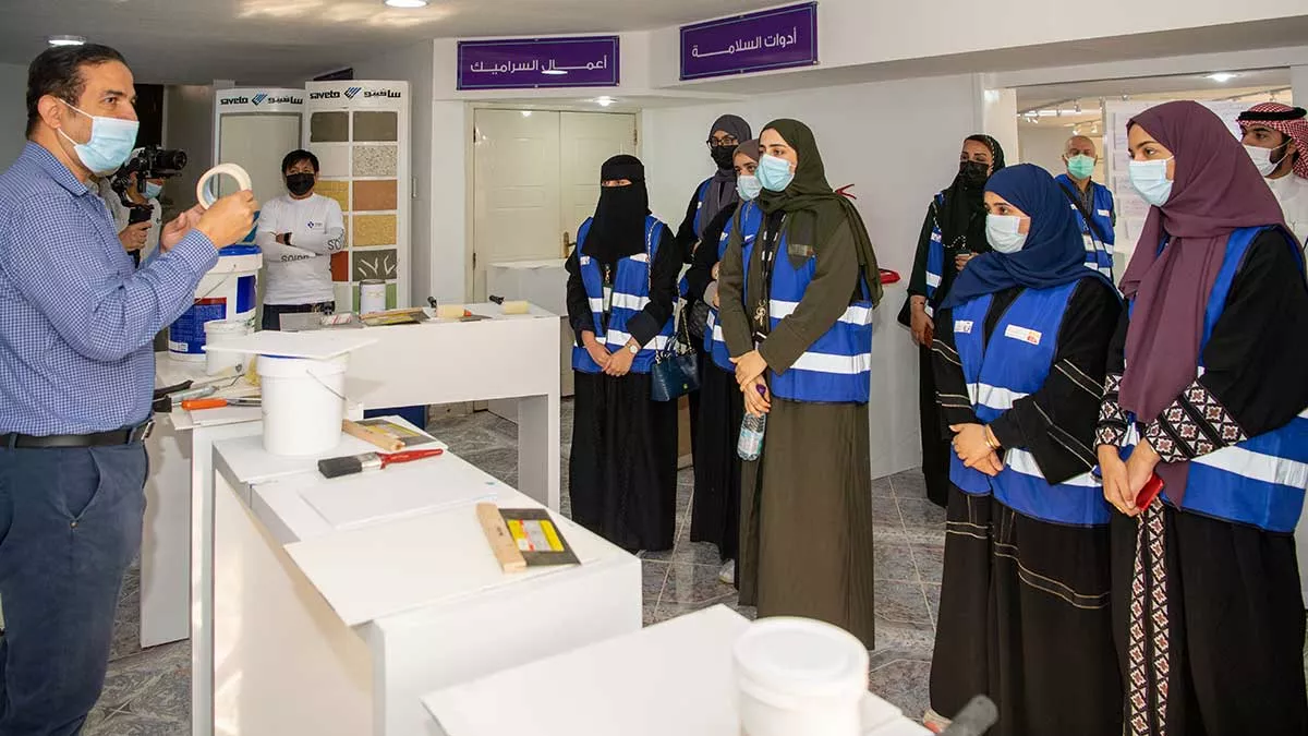 2--Dhahran-volunteers-go-through-orientation