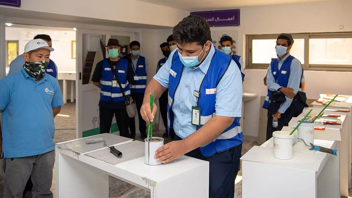 Aramco 6-volunteers-take-some-safety-training-on-painting