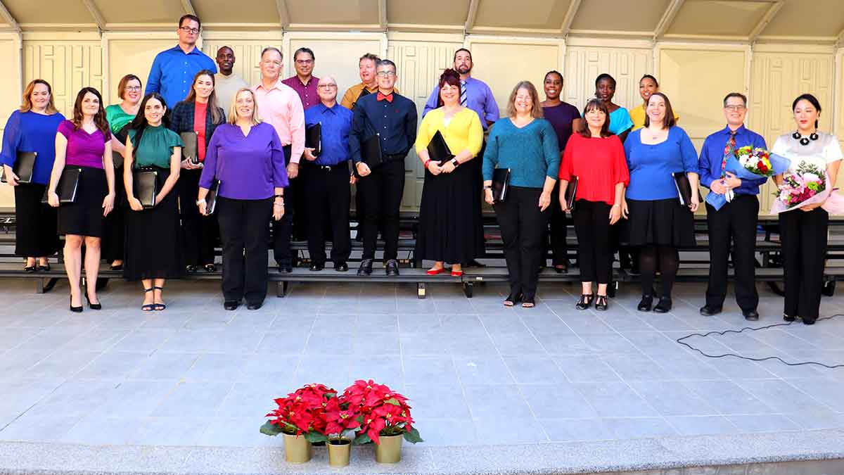 Dhahran Chorale Concert gets festive Aramcons signing along