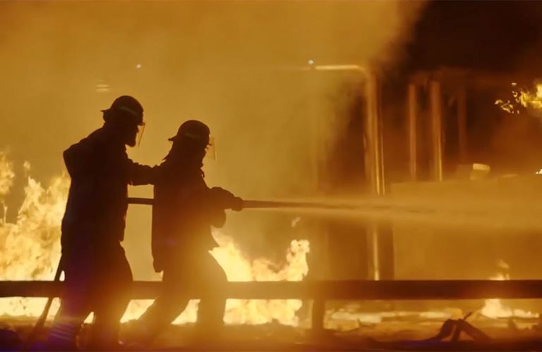 فيديو: أبطال الإطفاء، دروع حامية ونفوس متفانية 