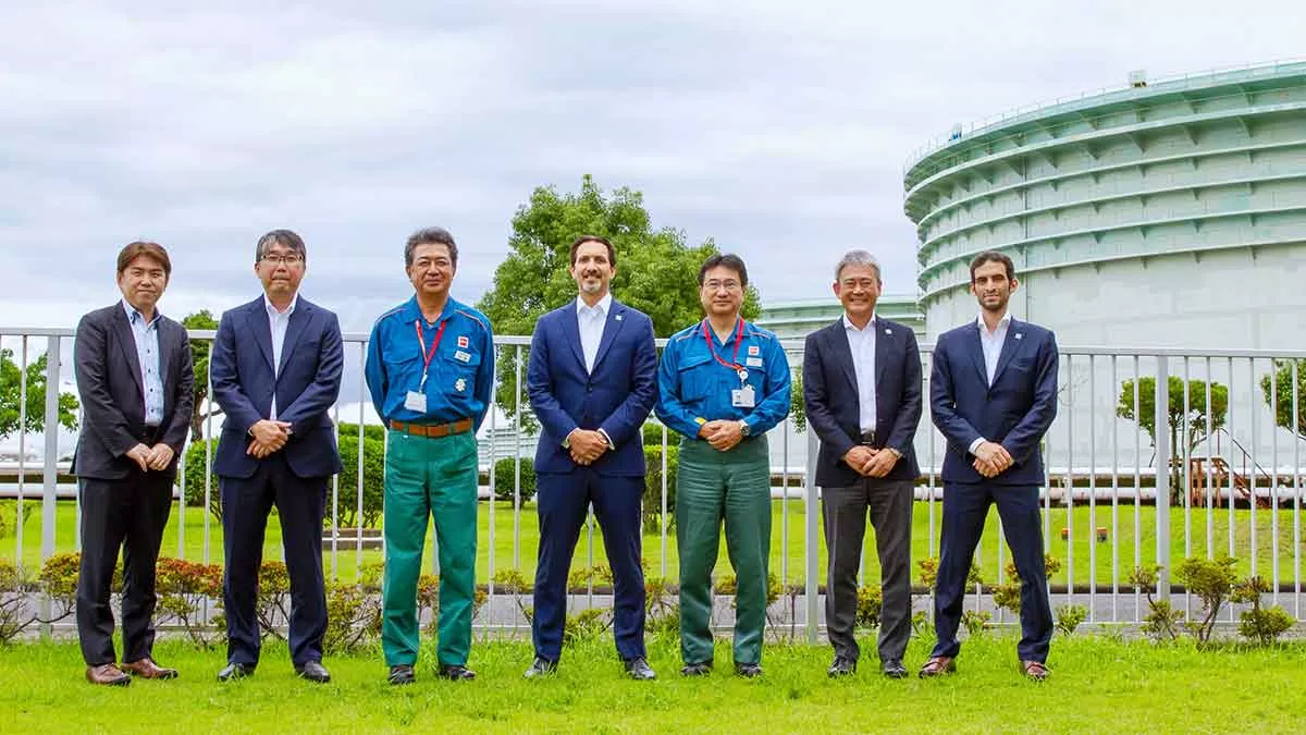 Aramco and ENEOS staff pose after signing Japan storage agreement