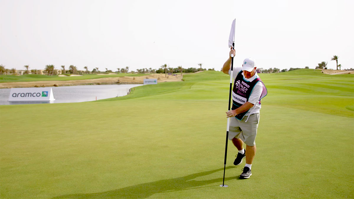 فيديو: التطوع في لعبة الغولف