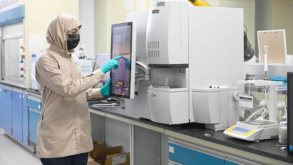 yanbu lab scientist