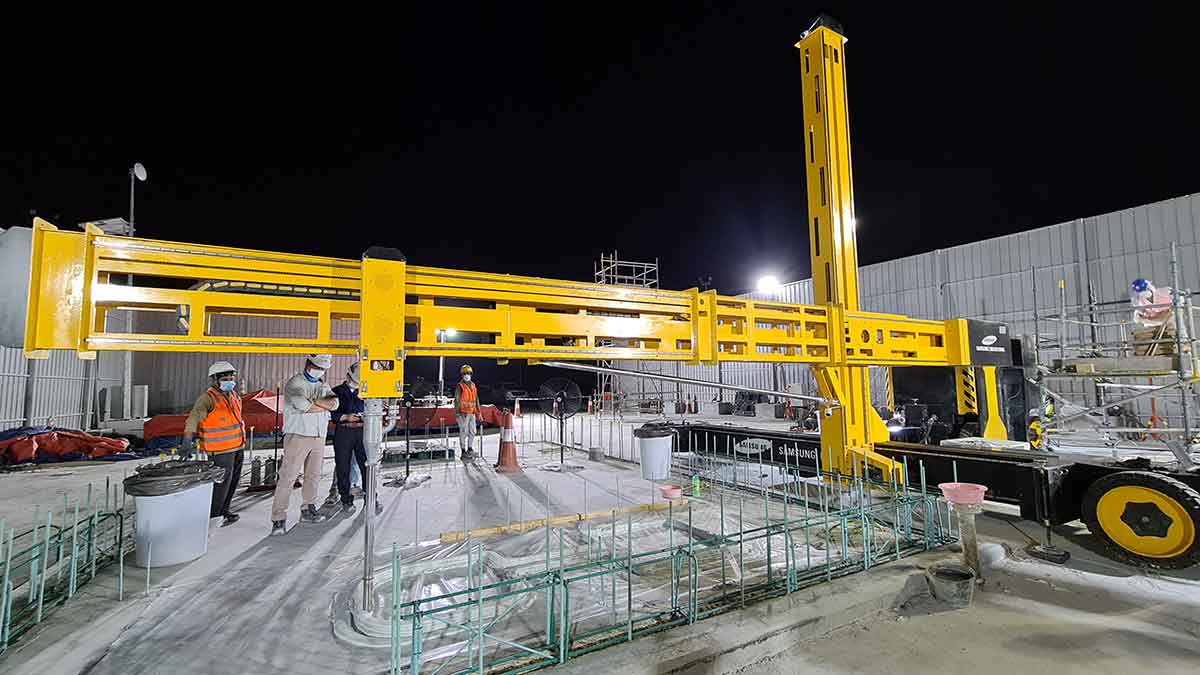 A cantilevered arm-type printer was used for the Aramco radio shelter construction in Hawiyah.