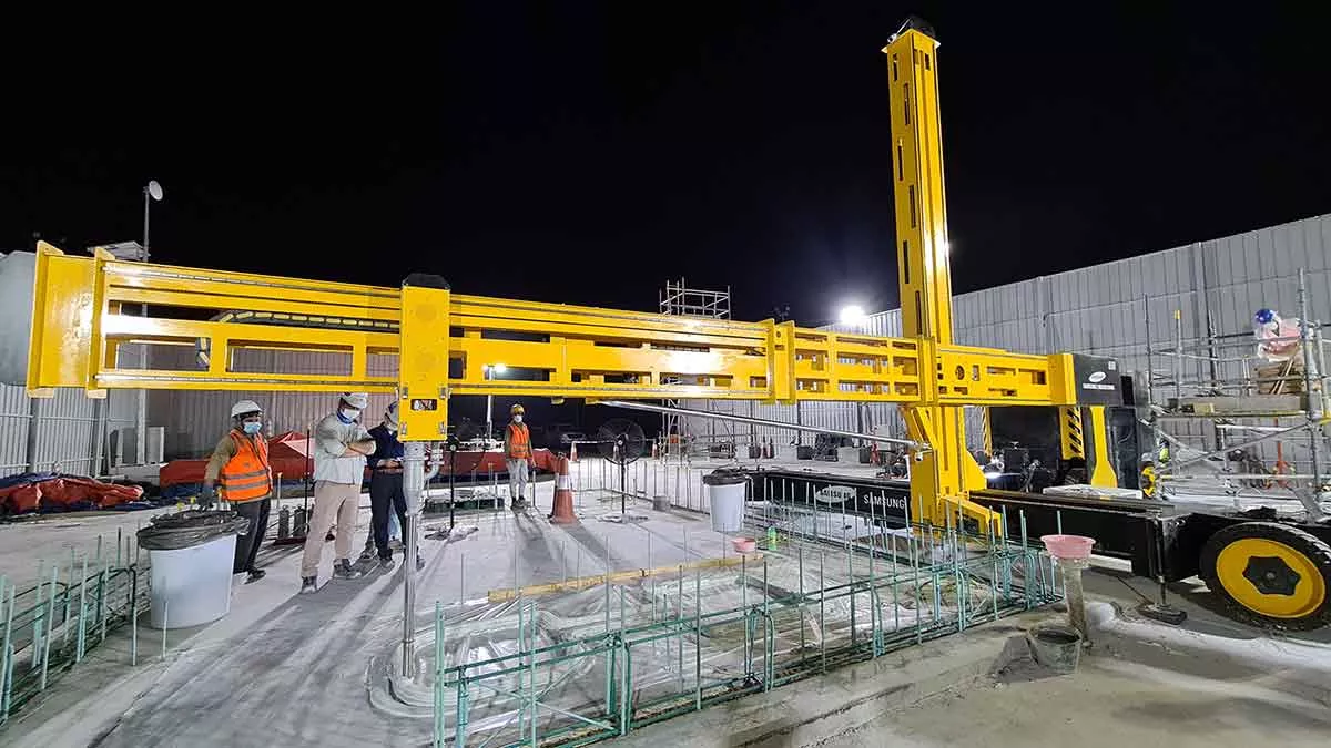 A cantilevered arm-type printer was used for the Aramco radio shelter construction in Hawiyah.