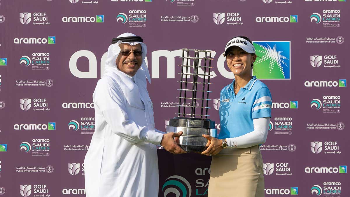 Lydia Ko accepts the trophy from the senior vice president of Corporate Affairs Khalid K. Al-Mulhim
