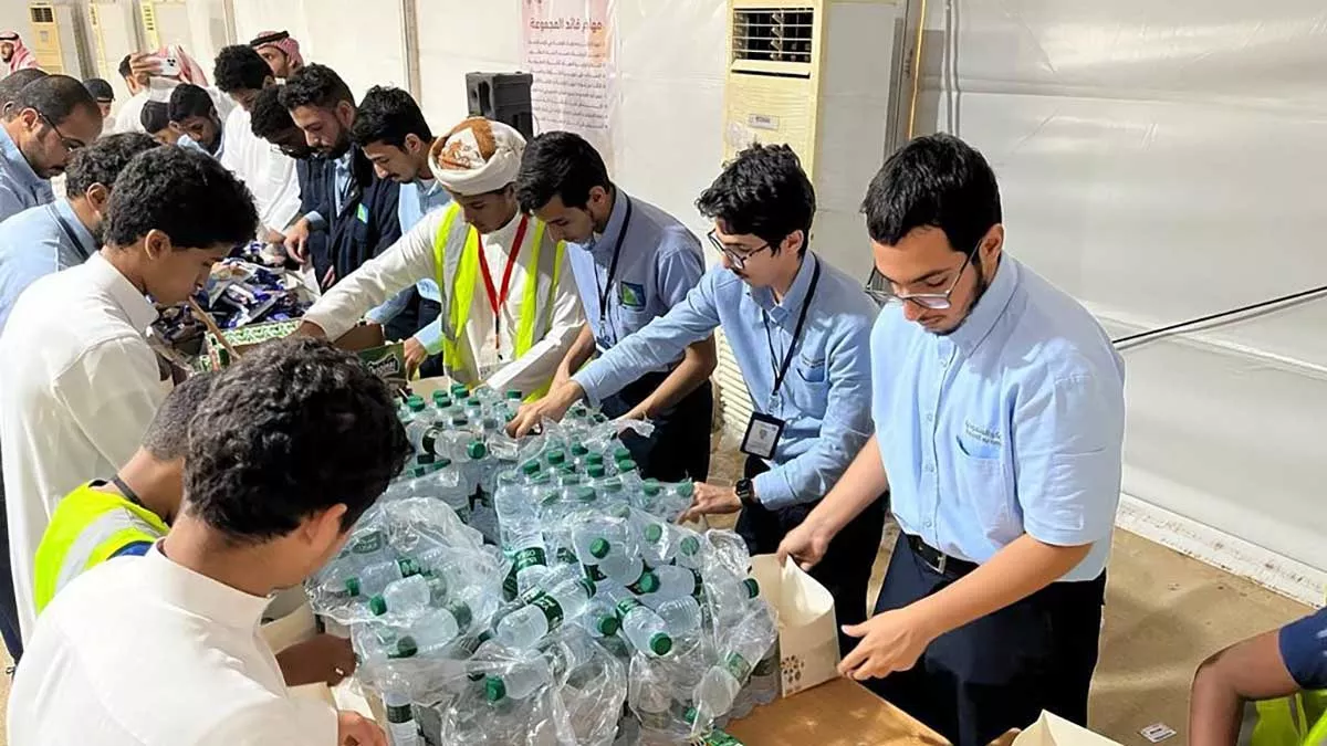 Apprentices distribute food parcels and iftar meals across the Kingdom