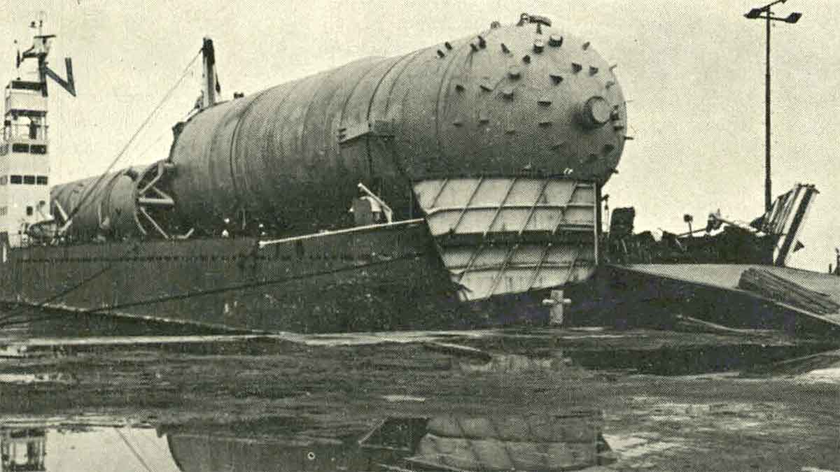 NGL column offload at Ras Tanura in 1975
