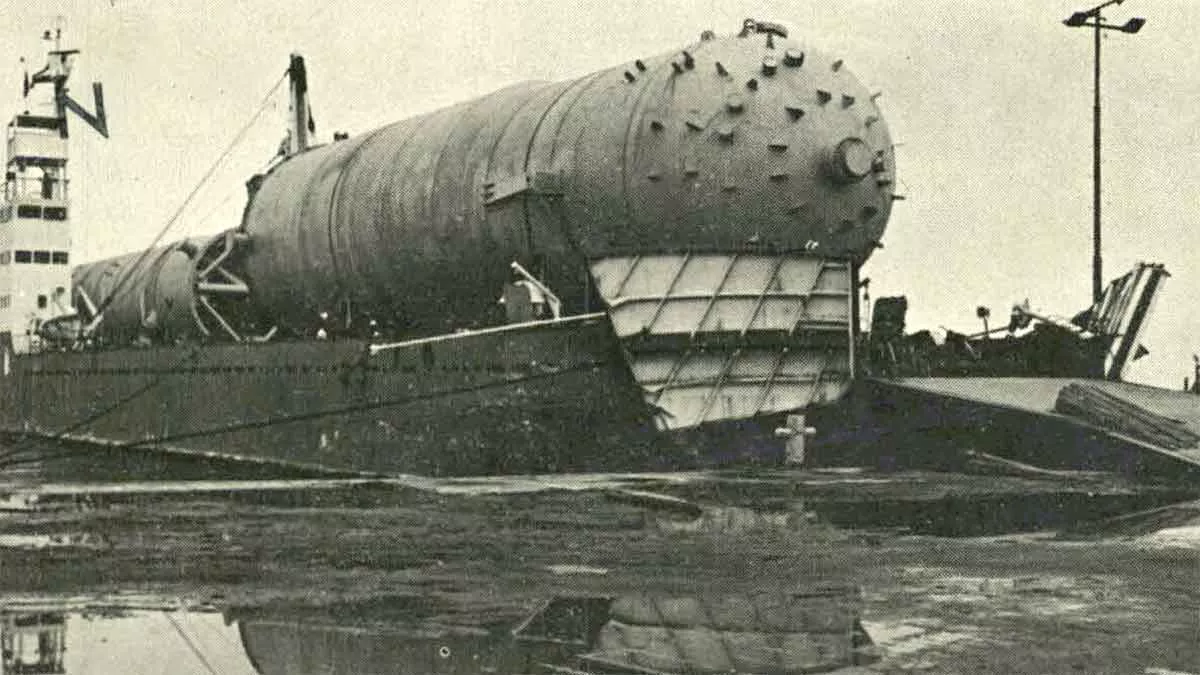 NGL column offload at Ras Tanura in 1975