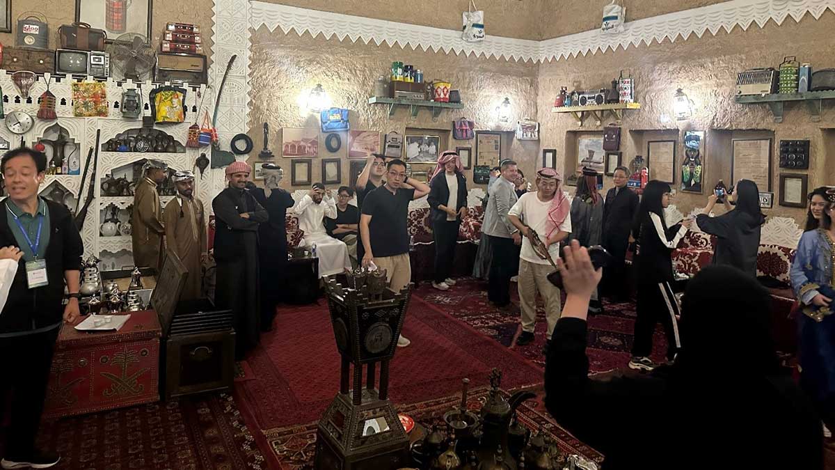 Peking University delegation enjoys Heritage Village