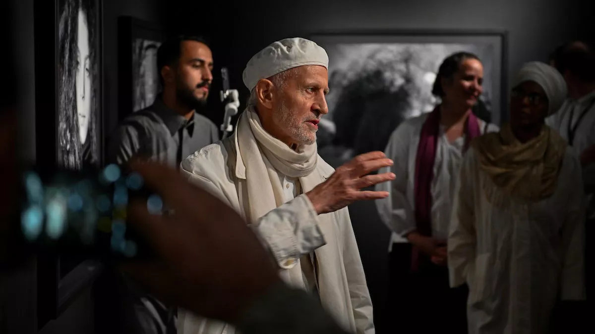 إثراء يجمع أكثر من 80 عملًا فنّيًا بمعرض البحث عن النور للفنان بيتر ساندرز 