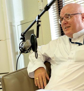 فيل إمبلتون، من الشؤون العامة، يتبرع بعدد من المطبوعات والمقتنيات التاريخية