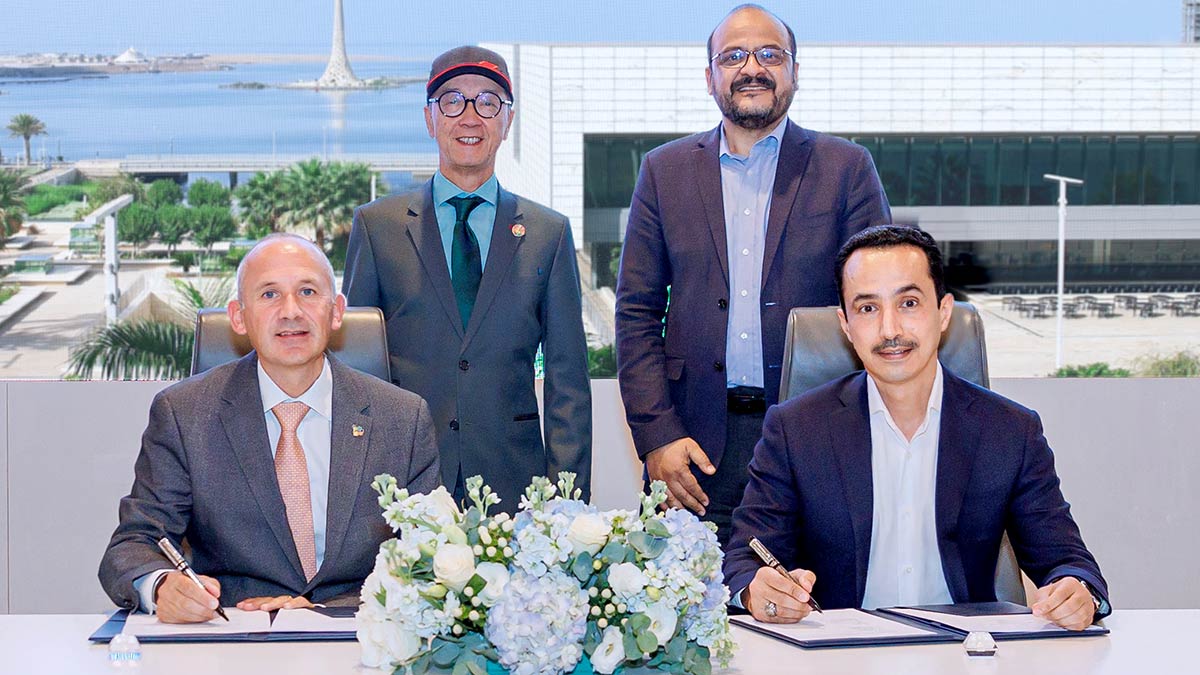 Ali A. Al-Meshari, Aramco senior vice president of Technology Oversight and Coordination, and Ian Campbell, vice president of KAUST’s National Transformation Initiative, sign the MoU in the presence of Ahmad O. Al-Khowaiter, Aramco executive vice president of Technology and Innovation, and Tony Chan, KAUST president.n to focus on developing commercially viable solutions to support energy transition and sustainability goals.
