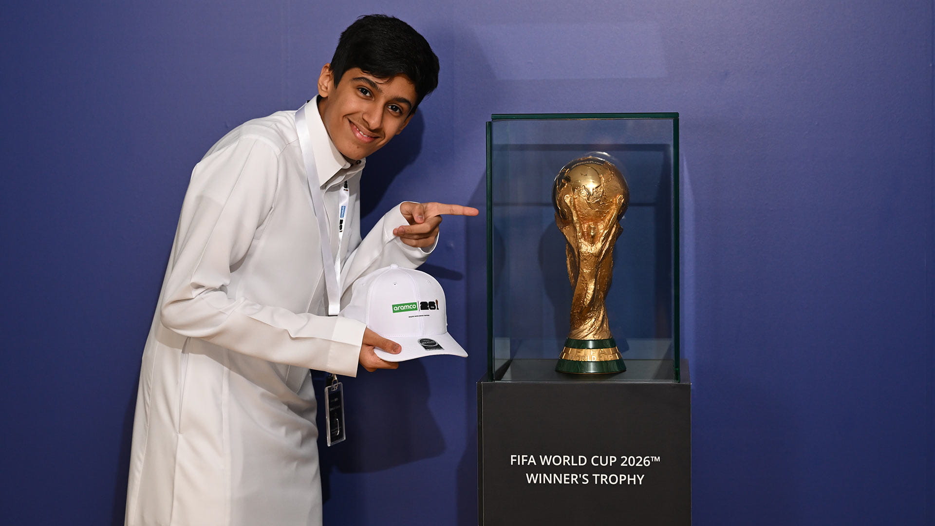 عملاء محطات وقود أرامكو يلتقطون صورًا مع كأس العالم لكرة القدم