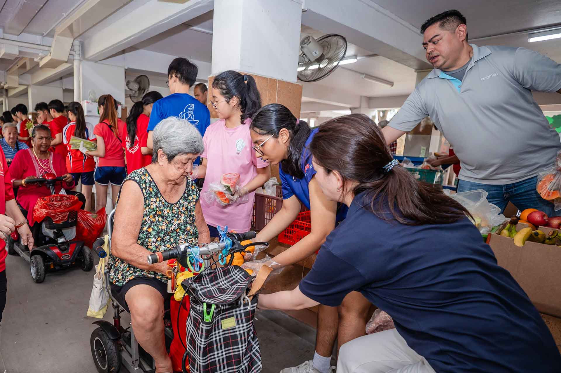 Aramco Asia Singapore employees volunteer with Fridge Restock Community to help reduce food wastage
